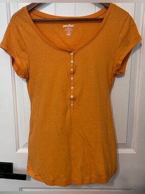 Old Navy Perfect Henley Orange t-shirt v-neck with buttons short sleeves Large